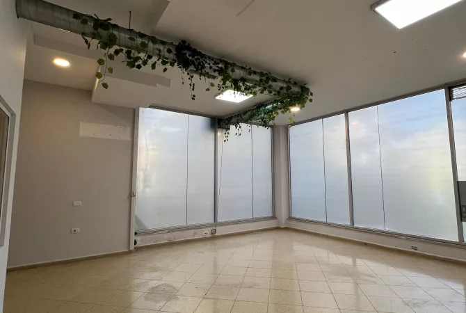 Shitet/jepet me qera dyqan Okazion tek Kodra e Diellit/220.000 Euro per shitje/1000 Euro per qera