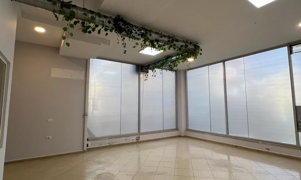 Shitet/jepet me qera dyqan Okazion tek Kodra e Diellit/220.000 Euro per shitje/1000 Euro per qera