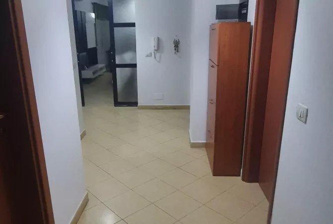 Shtepi ne shitje Apartament ne Tirane, 2+1, Mobilimi E mobiluar, Pagesa 154,000  Euro.