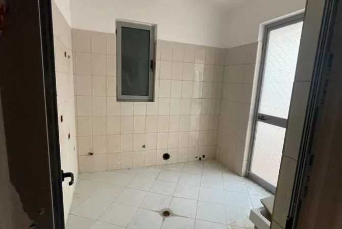 Shtepi ne shitje Apartament ne Tirane, 2+1, Mobilimi Bosh, pa mobiluar, Pagesa 170,000  Euro.