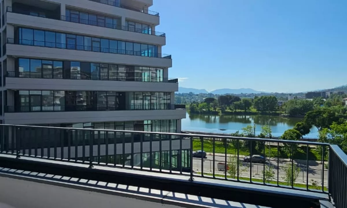 Jepet me qera ambjent per zyre 2+1 tek Liqeni Artificial, Lake View/1000 euro