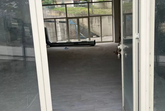 Shitet Ambient tek Liqeni i thate/1900 euro m2 