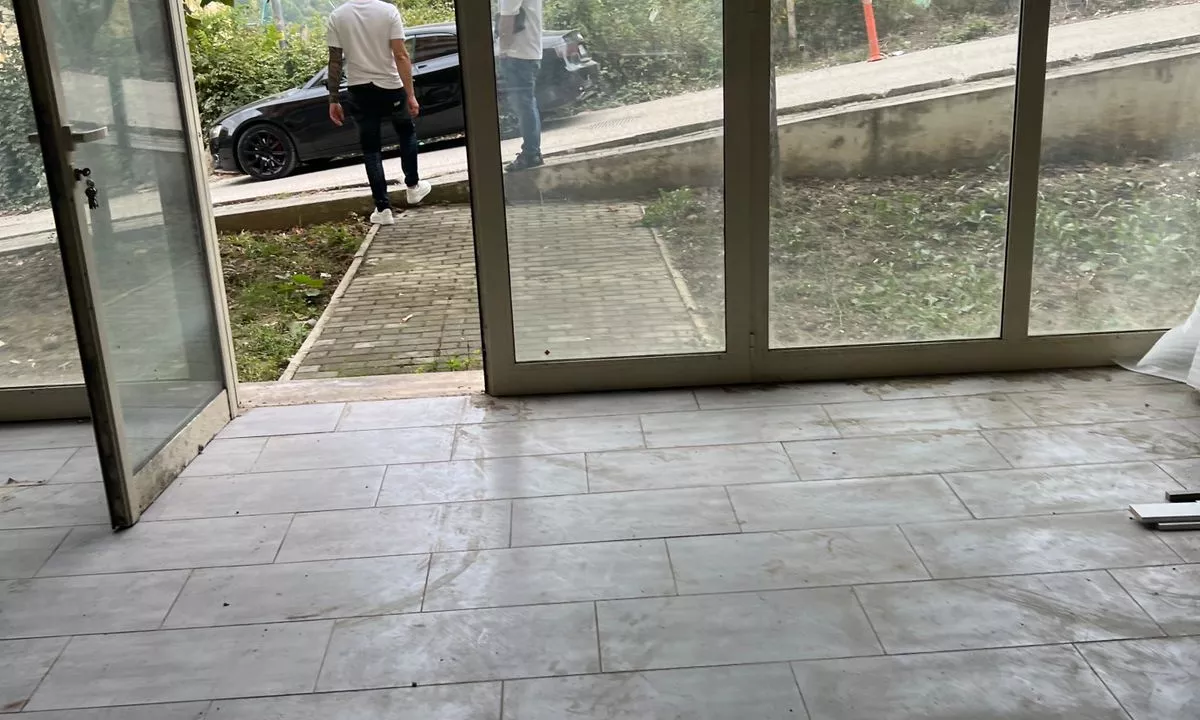 Shitet Ambient tek Liqeni i thate/1900 euro m2 