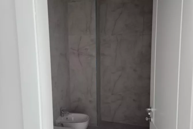 Jepet me qera ambjent per zyre 2+1+2 tek  Lake View/1700 euro