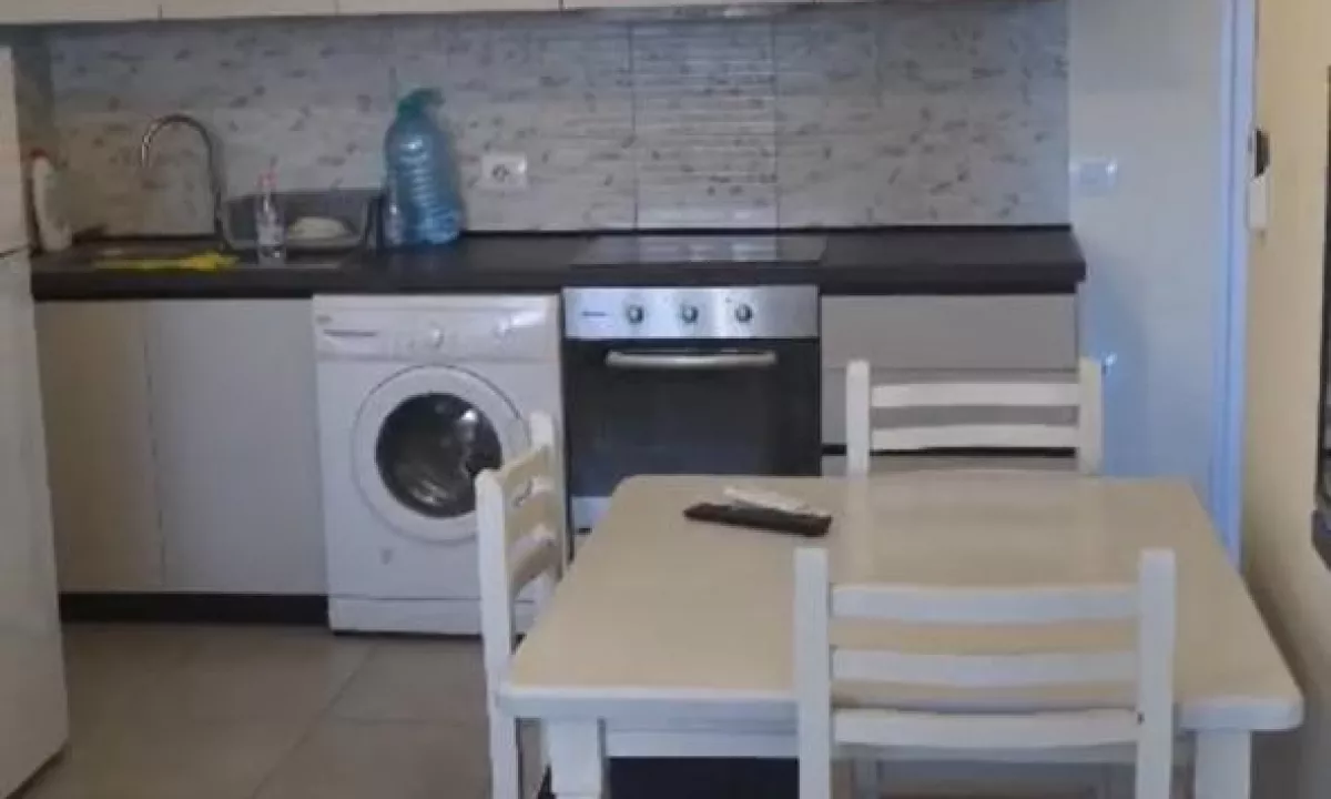 Shtepi me qera Apartament ne Tirane, 1+1, Mobilimi Pjeserisht e mobiluar, Pagesa 400  Euro.