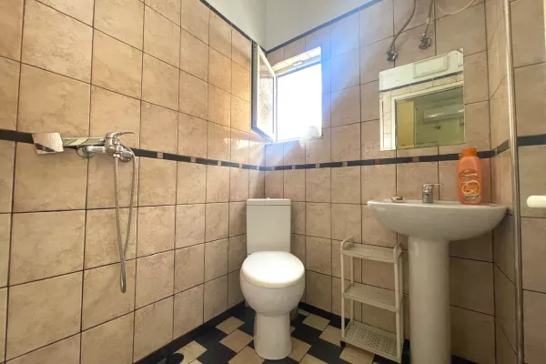 Appartamento in affitto a Tirana 1+1, SemiArredato