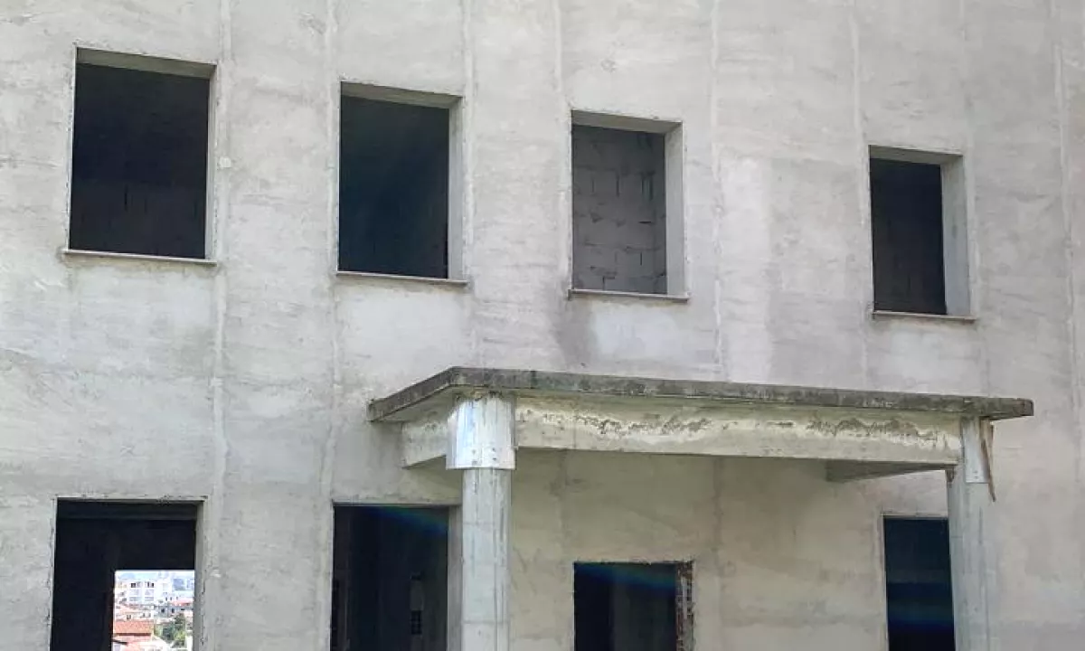 Shtepi ne shitje Shtepi Private ne Tirane, 3+1, Mobilimi Bosh, pa mobiluar, Pagesa 170,000  Euro.