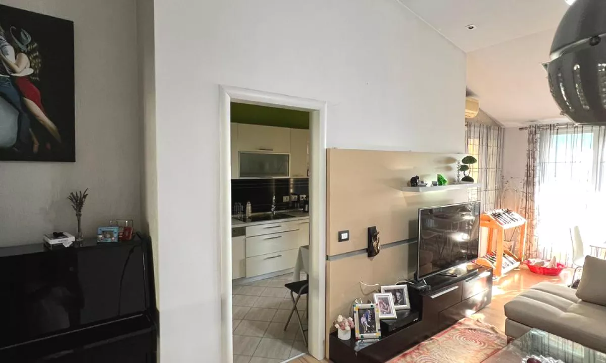 Shtepi ne shitje Apartament ne Tirane, 3+1, Mobilimi E mobiluar, Pagesa 200,000  Euro.