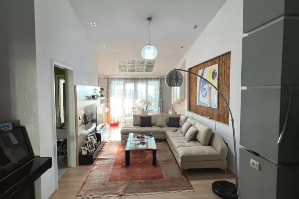 Shtepi ne shitje Apartament ne Tirane, 3+1, Mobilimi E mobiluar, Pagesa 200,000  Euro.