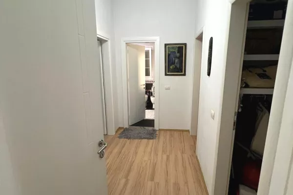 Shtepi ne shitje Apartament ne Tirane, 3+1, Mobilimi E mobiluar, Pagesa 200,000  Euro.