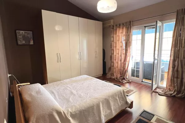 Shtepi ne shitje Apartament ne Tirane, 3+1, Mobilimi E mobiluar, Pagesa 200,000  Euro.