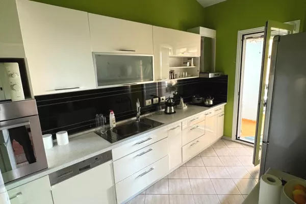 Shtepi ne shitje Apartament ne Tirane, 3+1, Mobilimi E mobiluar, Pagesa 200,000  Euro.