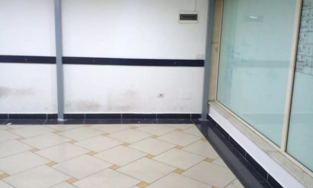 Jepet ambienti me qera Rruga Barrikadave/600 euro