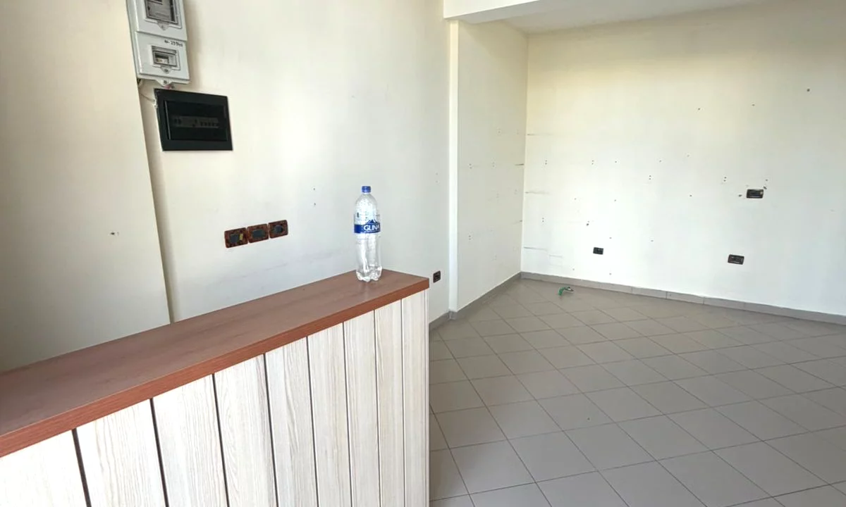 Shitet dyqan/ambient biznesi ne Qytet Studenti/90,000 euro