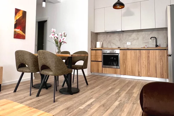 Jepet apartament me qera 2+1+Verande tek Bulevardi i Ri /800 euro