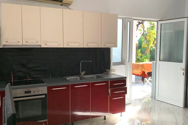 Shtepi me qera 1+1 ne Tirane - 37,000 Leke