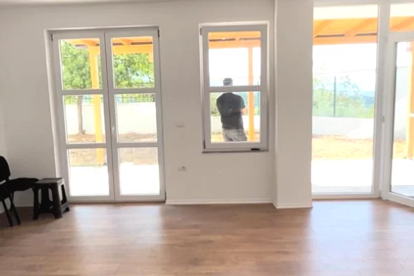 Jepet me qera super apartament 2+1+2+garderobe ne Linze/600 euro