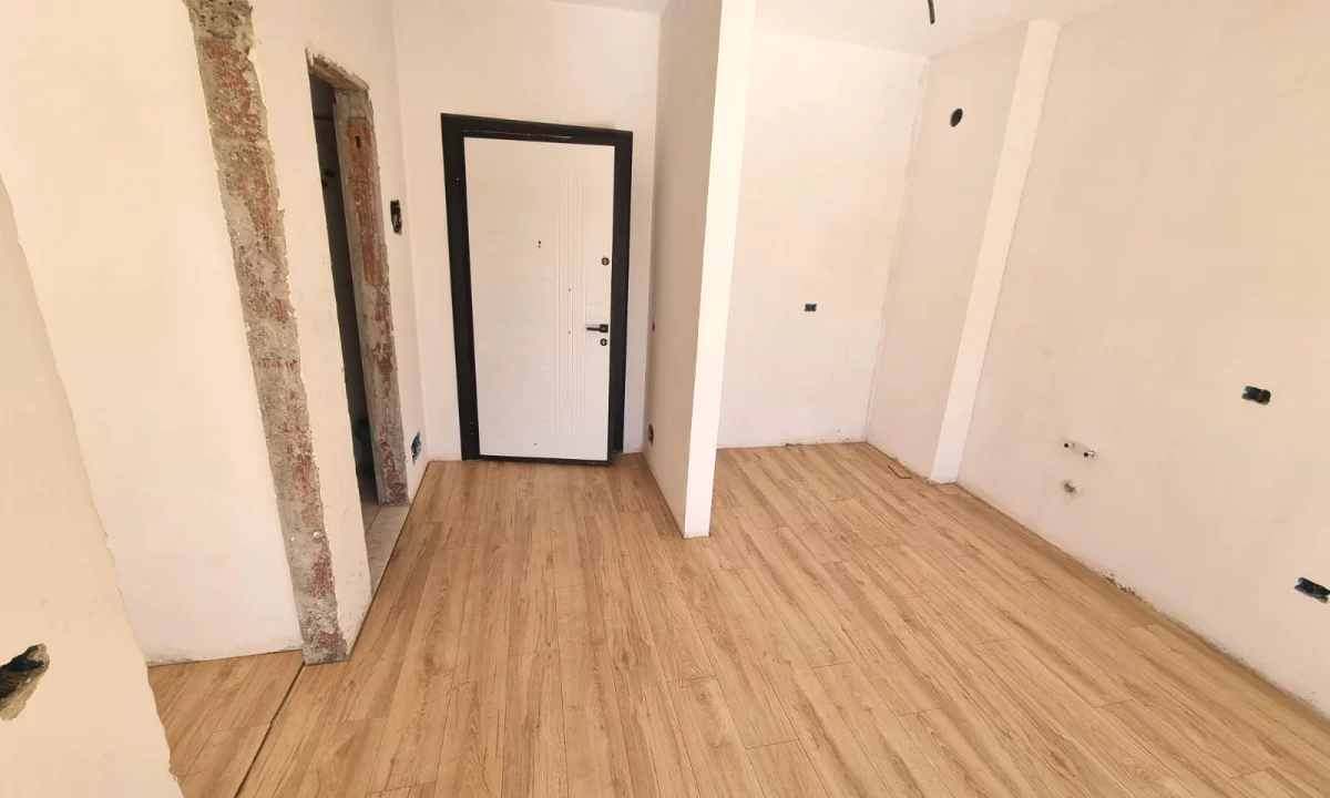 Shtepi ne shitje Apartament ne Tirane, 1+1, Mobilimi Bosh, pa mobiluar, Pagesa 63,500  Euro.