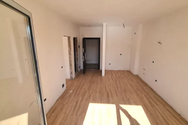 Shtepi ne shitje Apartament ne Tirane, 1+1, Mobilimi Bosh, pa mobiluar, Pagesa 63,500  Euro.