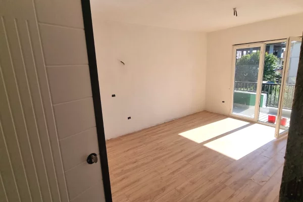 Shtepi ne shitje Apartament ne Tirane, 1+1, Mobilimi Bosh, pa mobiluar, Pagesa 63,500  Euro.