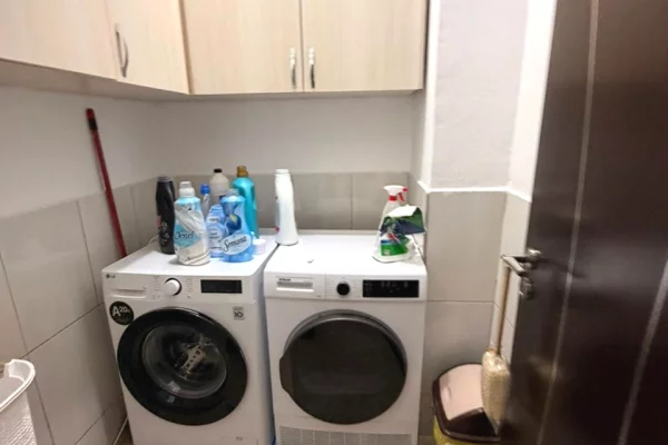 Shtepi ne shitje Apartament ne Tirane, 4+1, Mobilimi Pjeserisht e mobiluar, Pagesa 250,000  Euro.