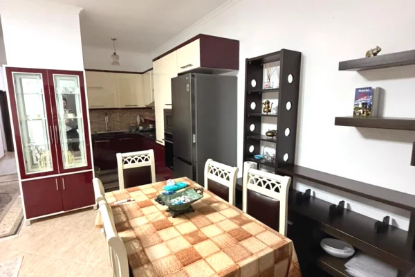 Shtepi ne shitje Apartament ne Tirane, 4+1, Mobilimi Pjeserisht e mobiluar, Pagesa 250,000  Euro.