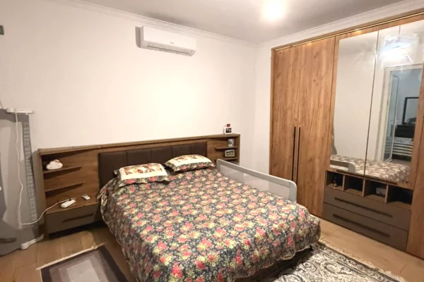 Shtepi ne shitje Apartament ne Tirane, 4+1, Mobilimi Pjeserisht e mobiluar, Pagesa 250,000  Euro.