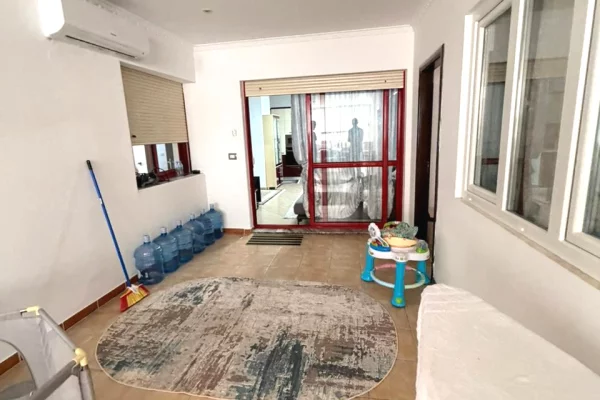 Shtepi ne shitje Apartament ne Tirane, 4+1, Mobilimi Pjeserisht e mobiluar, Pagesa 250,000  Euro.