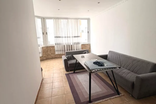 Shtepi ne shitje Apartament ne Tirane, 4+1, Mobilimi Pjeserisht e mobiluar, Pagesa 250,000  Euro.