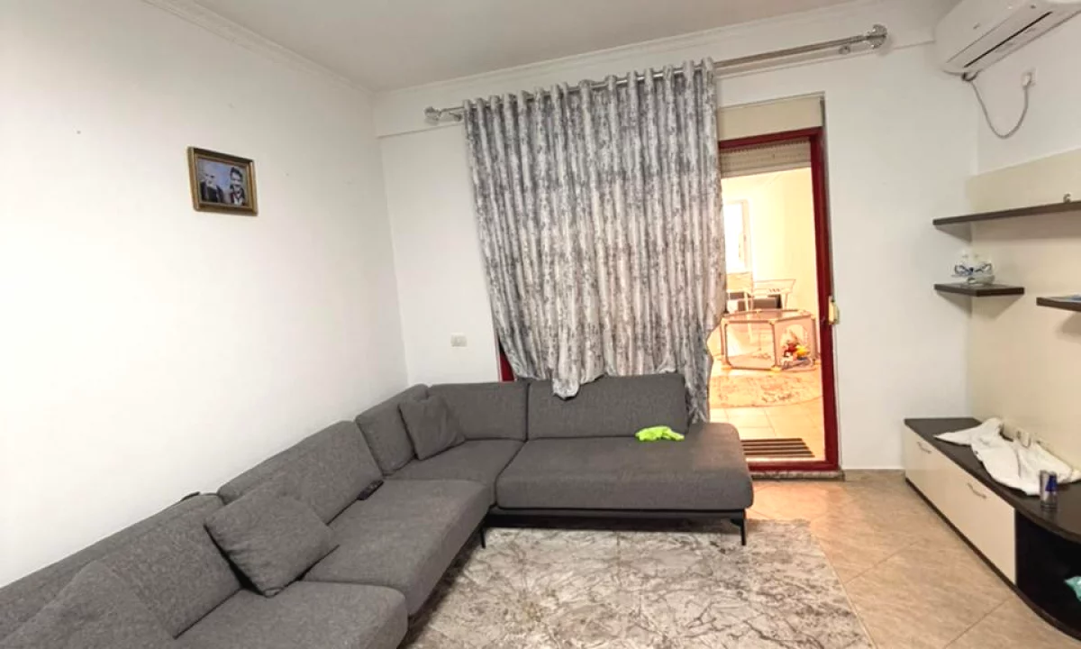 Shtepi ne shitje Apartament ne Tirane, 4+1, Mobilimi Pjeserisht e mobiluar, Pagesa 250,000  Euro.