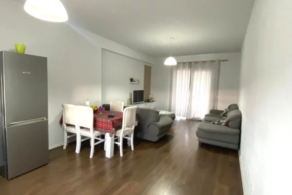 Shtepi me qera Apartament ne Tirane, 2+1, Mobilimi E mobiluar, Pagesa 40,000  Leke.