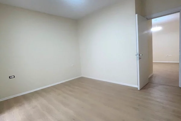 Ambient biznesi me qera 3+1 ne Tirane - 600 Euro