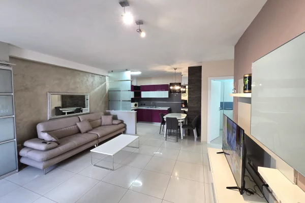 Jepet me qera apartment 3+1 tek Pazari i Ri/700 euro