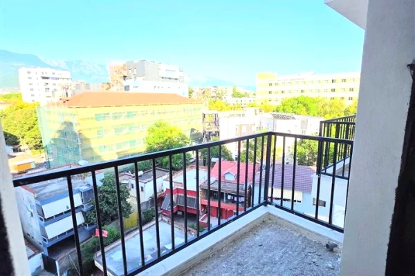 Shtepi ne shitje Apartament ne Tirane, 1+1, Mobilimi Bosh, pa mobiluar, Pagesa 105,000  Euro.