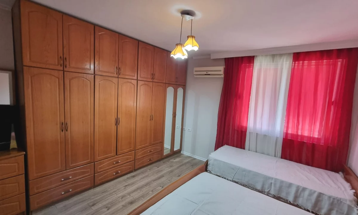 Shtepi ne shitje Apartament ne Tirane, 1+1, Mobilimi E mobiluar, Pagesa 125,000  Euro.