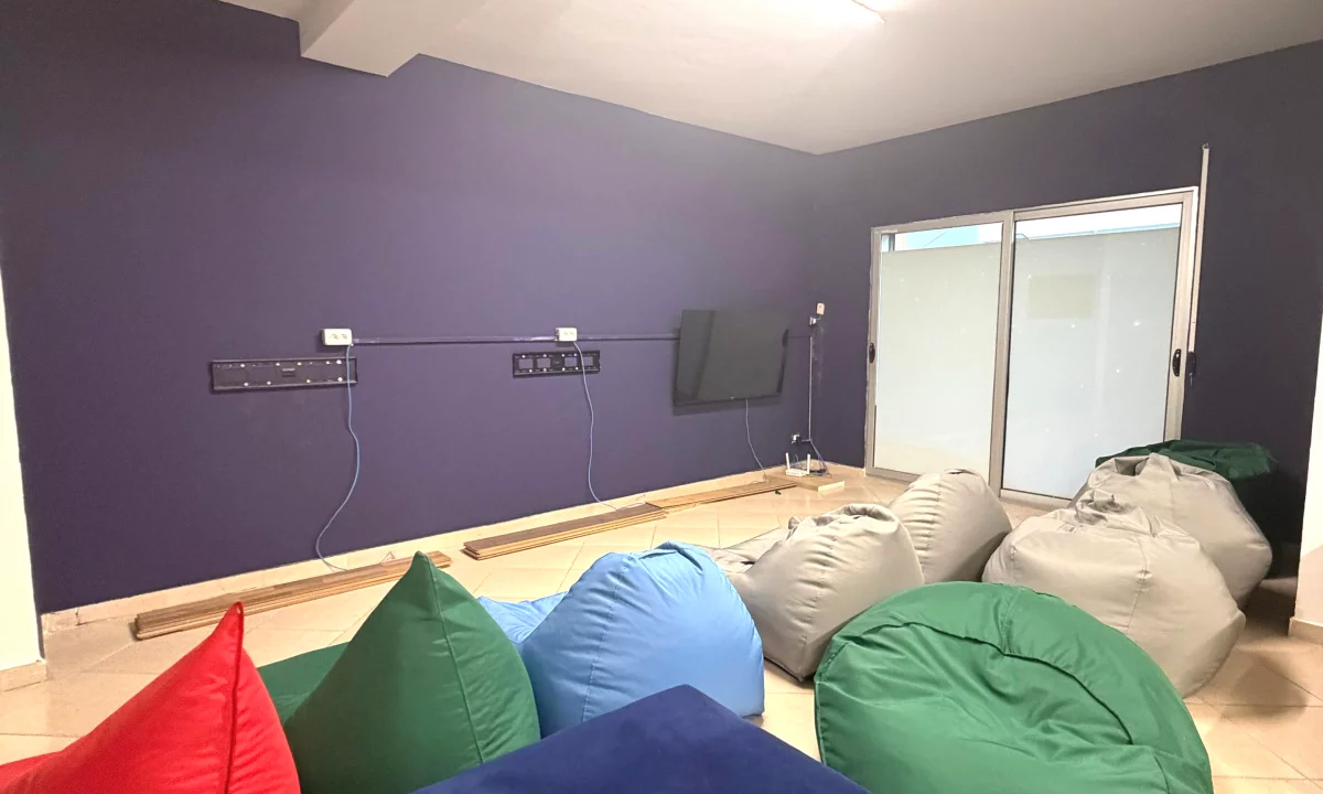 Ambient me qera tek Kodra e Diellit/1500 euro