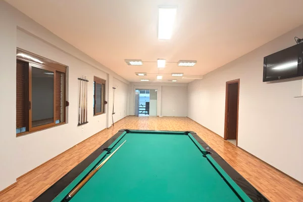 Ambient me qera tek Kodra e Diellit/1500 euro