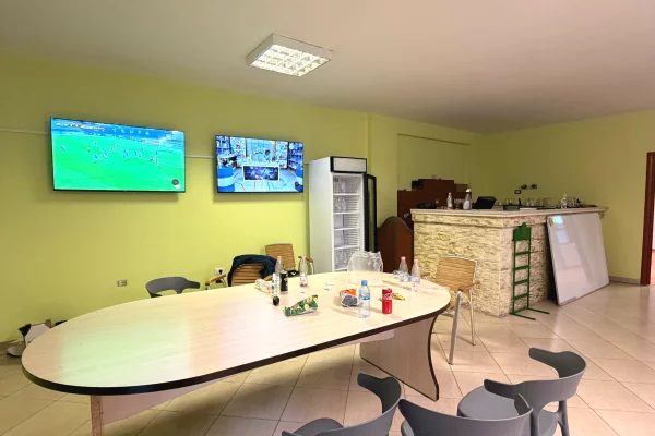 Ambient me qera tek Kodra e Diellit/1500 euro