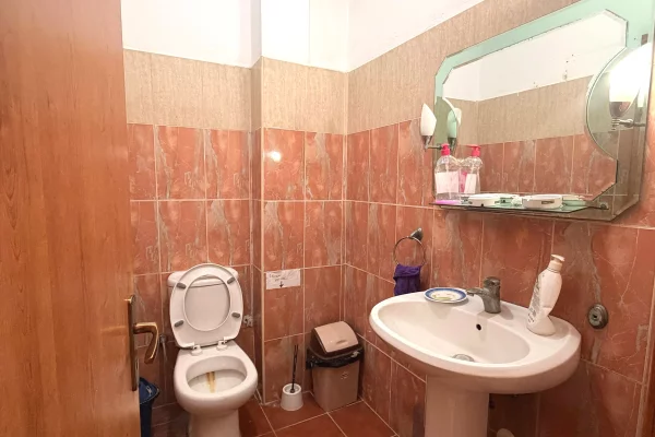 Ambient me qera tek Kodra e Diellit/1500 euro