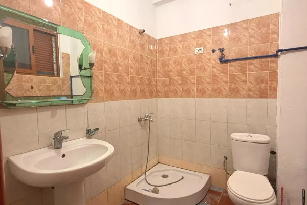 Ambient me qera tek Kodra e Diellit/1500 euro