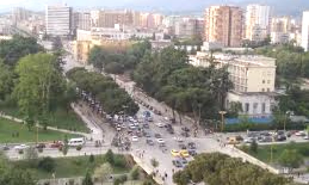 Jepet me qera dyqan tek Bulevardi Bajram Curri