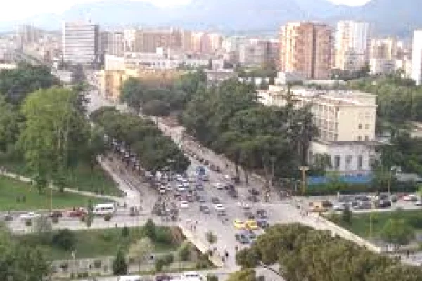 Jepet me qera dyqan tek Bulevardi Bajram Curri