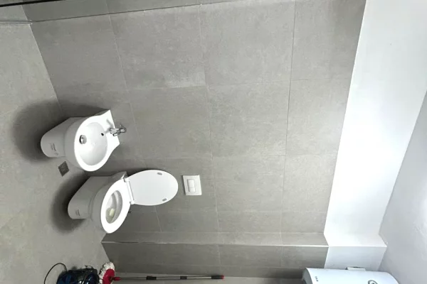 Mansarda(ultimo piano del tetto) in affitto a Tirana 2+1, Arredato