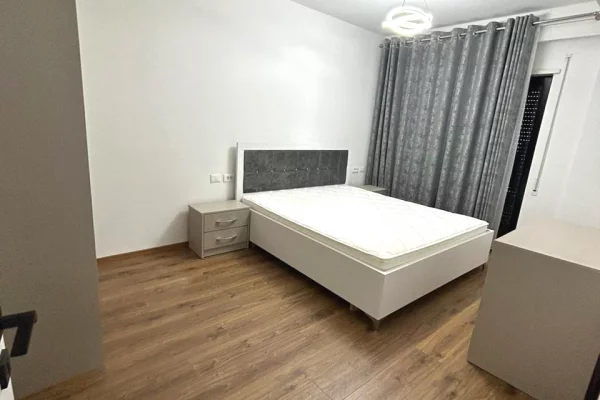 Mansarda(ultimo piano del tetto) in affitto a Tirana 2+1, Arredato