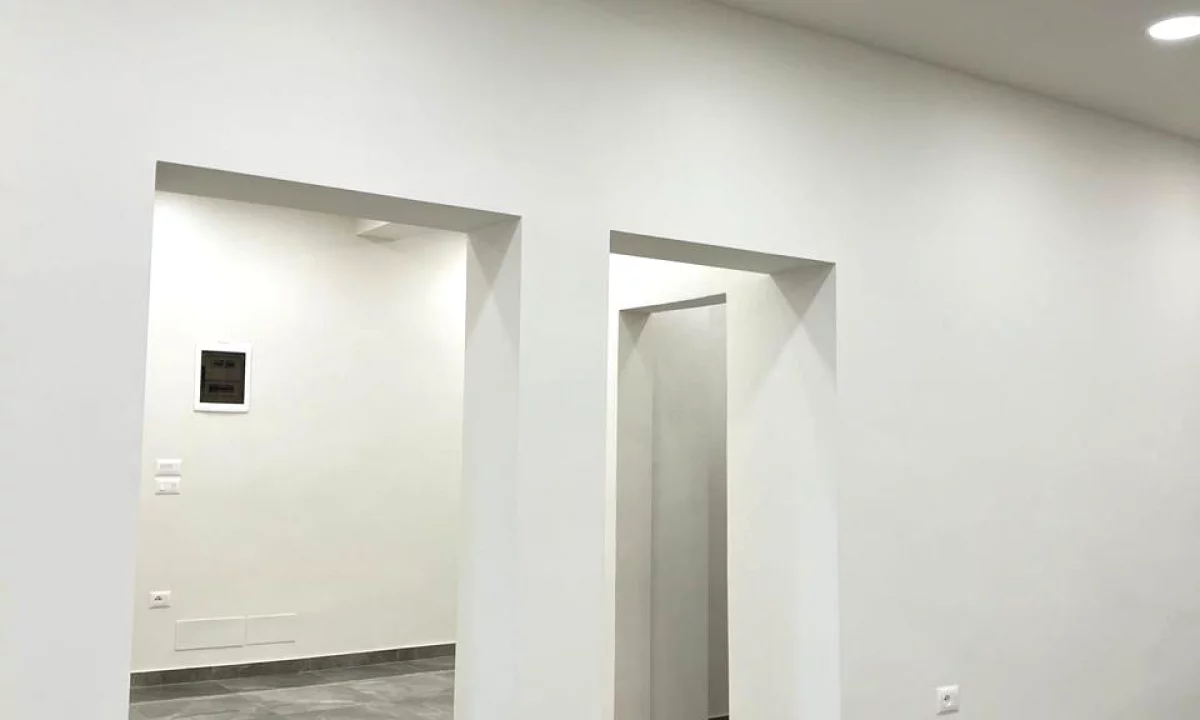 Shitet dyqan tek Stadiumi Dinamo