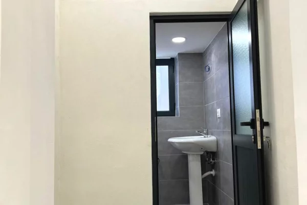 Shitet dyqan tek Stadiumi Dinamo