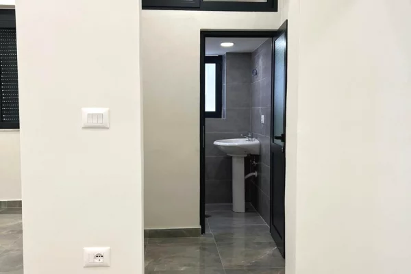 Shitet dyqan tek Stadiumi Dinamo