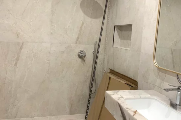 Shtepi me qera Apartament ne Tirane, 3+1, Mobilimi Bosh, pa mobiluar, Pagesa 1,500  Euro.