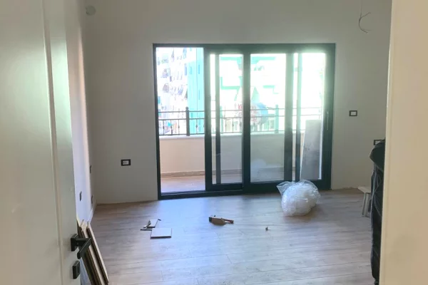 Shtepi me qera Apartament ne Tirane, 3+1, Mobilimi Bosh, pa mobiluar, Pagesa 1,500  Euro.