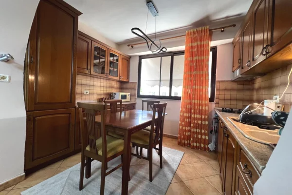 Shtepi me qera Apartament ne Tirane, 2+1, Mobilimi E mobiluar, Pagesa 700  Euro.